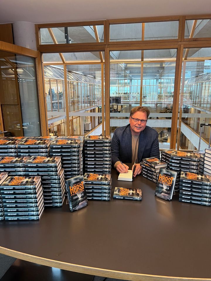 Jørn Lier Horst signerer forhåndssolgte bøker i tusentalls. Foto: Helene Spanthus.