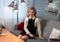 PROGRAMLEDER: Guri Solberg skal lede «Århundrets stemme». Her er hun fotografert i 60-tallsstil i forbindelse med opptak av et innslag til programmet. Foto: Håvard Solem/TV 2