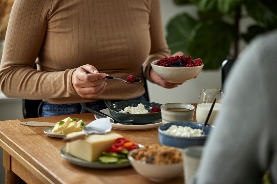 frokost-_cotteg_cheese_med_bær_ntn0ll.jpg