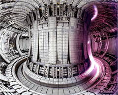 Innsiden av verdens største fusjonseksperiment Joint European Torus i England. Plasmaet sperres inne av sterke magnetfelt inni et smultringformet kammer. Foto: EUROfusion.