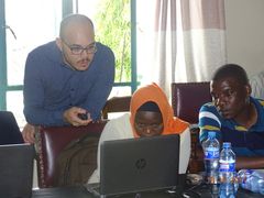Kauê de Sousa (t.v.), forsker ved Høgskolen i Innlandet, skal bidra til opplæring og kapasitetsbygging i afrikanske land. Her fra et besøk i Tanzania nylig (foto: HINN).