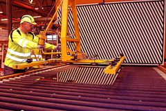 Kristian Ringhagen sjekker glass for hedrebølger. Han operer en trofast herdeovn i Sauda.