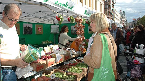 Det åpnes nå opp for gratis deltagelse på Bondens marked og salgsmesser for lokalmat for å stimulere til økt salg. Foto: Landbruks- og matdepartementet
