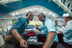 Kommentator Øyvind Alsaker og ekspert Petter Myhre her fra VM-stadion i Sotsji. Foto: Olof Andersson, TV 2.