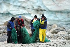 Aurora Expeditions (AECO) Svalbard var en av organisasjonene som fikk tilskudd i 2018. Her avbildet under opprydning av Hamiltonbukta. Foto: David Tam.