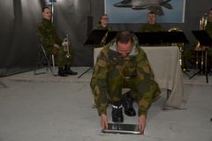 H.K.H. Kronprins Haakon legger ned grunnsteinen for den nye kampflybasen på Ørland. Foto: Rikke Maske, Ørland kommune.