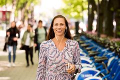 Forbrukerøkonom Cecilie Tvetenstrand i Danske Bank mener el-sparkesykkel kan være både artig og effektivt, men ber folk tenke over den totale kostnaden ved hyppig bruk. Foto: Danske Bank/Sturlason