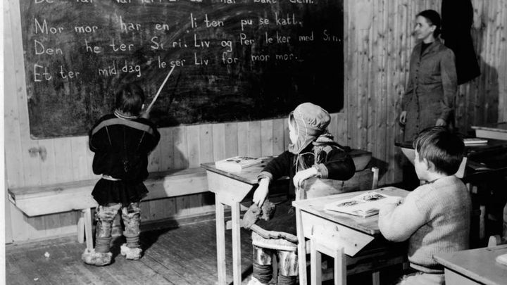 Fornorskingspolitikken overfor samene er et av temaene for radioserien Samenes historie, som sendes på NRK P2 fra 4. november. Her undervises samiske barn i norsk på skolen. Foto: Sverre A. Børretzen/NTB Scanpix.