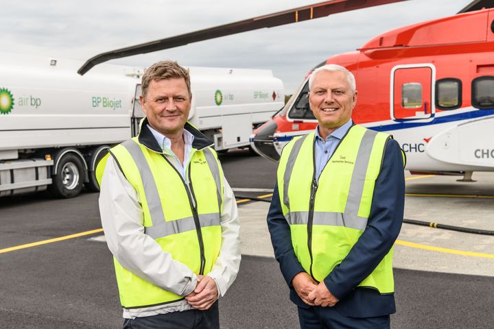 Fra venstre: Arne Martin Gilberg, Director Business Development i Aircontact Group og Helge Nesvåg, Commercial Director i CHC Helikopter Service. Foto: CHC Helikopter Service.