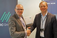 Konsernsjef Gorm Frimannslund i Bane NOR (t.v.) og administrerende direktør Hans Olav Storkås i NRC Group. (Foto: Stefan Okstveit, Bane NOR)