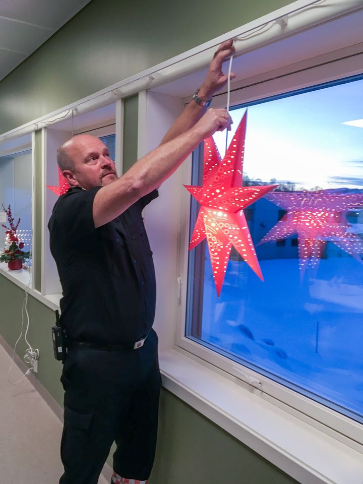 Branningeniør og leder i NITO Troms, Sigbjørn Syr oppfordrer alle til å kaste gammel julebelysning.