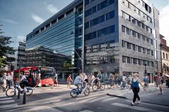 – Gatebildet i Oslo, med kvartalsstrukturer, er allerede definert. Bystrukturen gjør at tilrettelegging for sykkel må gå på bekostning av noe annet, sier Steffen Hovde, sivilingeniør i COWI. Foto: COWI