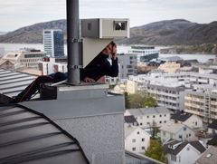 Gard Valsø fikk æren av å montere værkamerastasjon nummer 100, på taket av Nordlandssykehuset i Bodø. Foto: Stiftelsen Norsk Luftambulanse