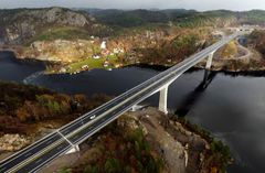 Trysfjordbrua er den største konstruksjonen i prosjekt E39 Kristiansand vest - Mandal øst, som Nye Veier satte trafikk på torsdag 24. november 2022.