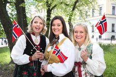 Programlederne Mari Garås Monsson og Kaja Figenschou og radioreporter Tuva Fossum Fellman gir deg nasjonaldagsfeiringen på radio. Foto: NRK/Ole Kaland.