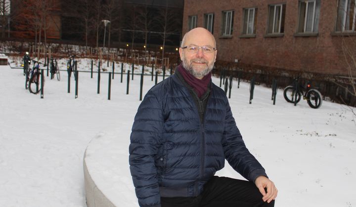 – Det var mye vanskeligere å utvikle dette systemet enn alle trodde til å begynne med. Det vanskeligste lå i at vi måtte kombinere mange ulike fagdisipliner, forteller professor Arne Huseby. Foto: Bjarne Røsjø/UiO
