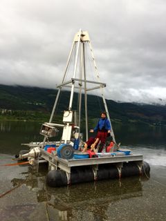 Dette er flåten brukt til å bore ut sedimentkjerner på Vangsvatnet. Eivind Støren fra Inst. for geovitenskap (UiB) står på flåten og er klar for boring. Foto: Øyvind Paasche, NORCE