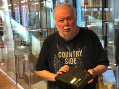 Gisle Hannemyr med et modem fra den gang internett ble født. Nå står det utstilt på et minimuseum på Institutt for informatikk. Foto: Gunhild M . Haugnes/UiO