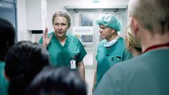 TAR IMOT DE SKADDE: Anne Cathrine (Ane Skumsvoll) tar imot skadde som anestesilege på Ullevål sykehus. Foto: NRK