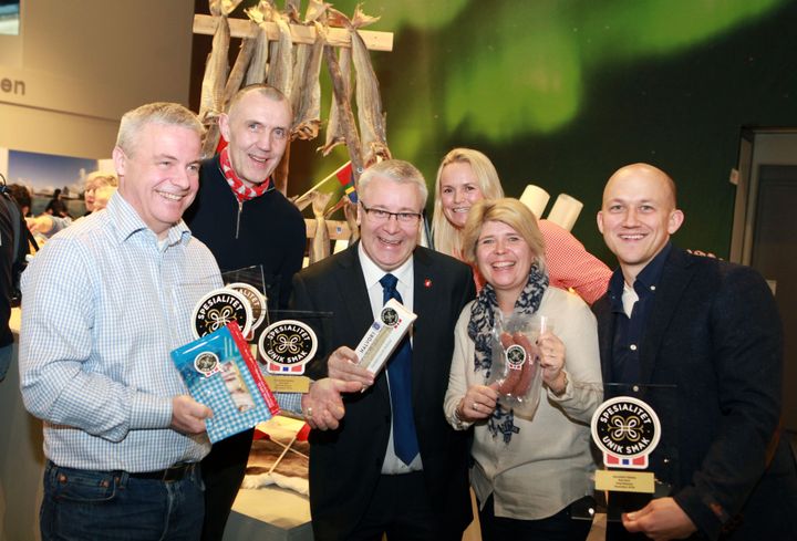Stolte produsenter mottok Spesialitet-merket under åpningen av Grüner Woche i Berlin. F.v.: Espen Aronsen (Aron Mat), Halvor Hansen (Halvors tradisjonsfisk), landbruks- og matminister Bård Hoksrud, Anne Marte Ruud Evang (ASK Gård), adm.dir i Matmerk Nina Sundqvist og Kristoffer Evang (ASK Gård). Foto: Vidar Alfarnes