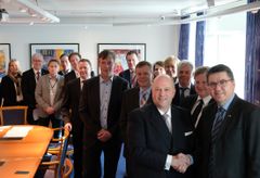 Representanter fra Color Marine, Color Line, ON Sunde/Color Group og Ulstein Verft var til stede under signeringen fredag. I front: Konsernsjef Trond Kleivdal i Color Line og Kristian Sætre, administrerende direktør for Ulstein Verft. Foto: Martine Haugland