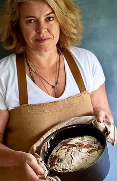 Kokebok-forfatter og matblogger Ina-Janine Johnsen anbefaler å fryse ned brødet i skiver for å unngå matsvinn. Foto: Hanne Stensvold/Sentralen AS