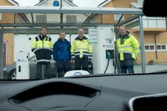 Stor milepæl mandag 4. mai 2015 da ABBs hurtiglader nr 100 i Norge ble satt i drift foran Fjord’n Senter i Eikelandsosen i Fusa kommune, Hordaland. Eier er Fusa Kraftlag og operatør Grønn Kontakt. Fra venstre serviceingeniør Lasse Lislerud (ABB), montør Aleksander Bang, adm dir Bernt Grimstvedt og driftsleder Rolf Oen, alle Fusa Kraftlag.
