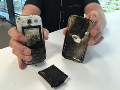 Mer enn ni av ti studenter og elever sover med mobilen. Denne gikk det helt galt med. Foto: Frende Forsikring.