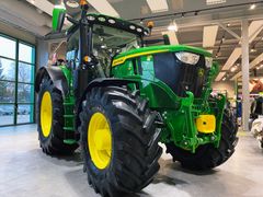 Denne utgaven fra den nye 6-serien til John Deere er for tiden på besøk i Norge. Siste helgen i november kan traktoren sees på landbruks- og maskinmessen Agroteknikk i Norges Varemesse på Lillestrøm. (Foto: Felleskjøpet Agri)