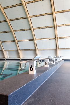 Idrett og svømmeopplæring:
Økern bad er primært planlagt for organisert idrett og svømmeopplæring.
Stålbassenget er på 12,5 x 25 meter, og har skrå bunn med varierende dybde opp til 1,6 meter. Fotokreditering: Tove Lauluten/ Kultur- og idrettsbygg Oslo KF