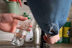 Studien viser en statistisk sammenheng mellom vannalder og mengden bakterier i drikkevannet. Jon Kristian er likevel ikke bekymret for drikkevannet hjemme på Byneset. Foto: Lene Knutli/COWI