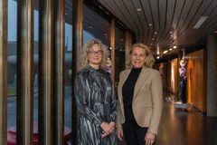 Direktør Tone Hansen og ny styreleder Marianne Blystad ved Henie Onstad Kunstsenter. Foto: Øystein Thorvaldsen