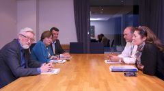 Fra innspurten i årets lønnsoppgjør. Her ser vi fra venstre Tor-Arne Solbakken, Gerd Kristiansen og Hans-Christians Gabrielsen fra LO og Svein Oppegaard og Kristin Skogen Lund fra NHO.