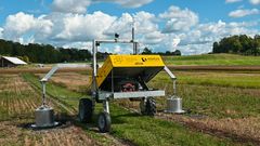 Roboten som måler klimagassutslipp real-time fra jorda, er utviklet i et samarbeid mellom NMBU-forskere og Adigo. Foto: Tonje Lindrup Robertsen