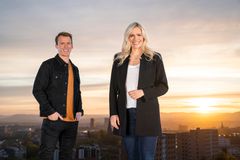 Ekspertkommentator Carl-Erik Torp blir en av de faste studiogjestene hos programleder Carina Olset i NRKs EM-studio på Kontraskjæret.

FOTO: ESPEN SOLLI / NRK/TV 2