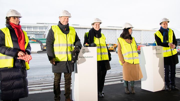 Bildet: Markerte at byggingen av Fornebubanen er i gang: Ordfører i Bærum Lisbeth Hammer Krogh, byrådsleder i Oslo Raymond Johansen, fylkesrådsleder i Viken Tonje Brenna, byråd i Oslo Lan Marie Nguyen Berg og samferdselsminister Knut Arild Hareide. Foto: SD/TLM