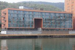 På Portalen i Bergen er innglassingene montert på utsiden av dekkeforkant innfestet i kantbjelke med integrert drenering for et helhetlig inntrykk. Foto: Sture Nepstad