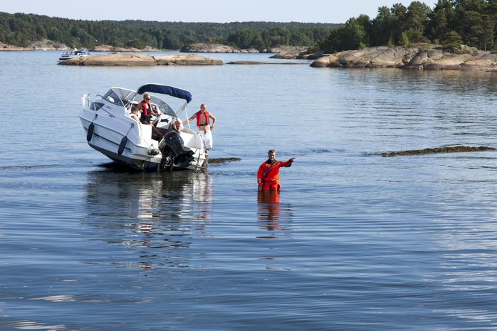 GRUNNSTØTING: En familie grunnstøtte ved Vesterøy på Hvaler. Etter dykkerinspeksjon kunne familien fortsette ferden. FOTO: Jim Forås/RS «Horn Flyer»