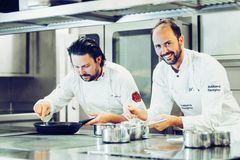 Ørjan Johannessen (til høyre) har vunndet den prestisjetunge kokkekonkurransen Bocuse d'Or. I januar kommer han til Telenor Arena og TravelXpo. Foto: ShotbySkeie