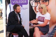Kunnskapsminister Torbjørn Røe Isaksen fikk veiledning av karriereveileder Gro Bråten under Arendalsuke. (Foto: Marianne Wennesland, Vox)