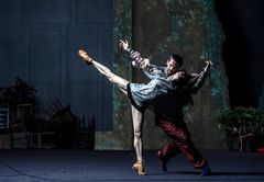 Maiko Nishino og Ole Willy Falkhaugen i Ina Christel Johannessens ballett Vårofferet. Foto: Erik Berg