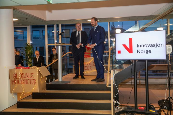 "Lokale ideer" kobles med "globale muligheter". Administrerende direktør i Innovasjon Norge, Håkon Haugli, og Kronprins Haakon. Foto: Tom Hansen