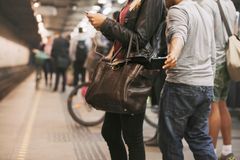Lørdag er lommetyvens beste arbeidsdag. Pass på verdisakene dine i sommer. Foto: iStock.