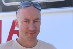 Skipper Lars Solvik satt ved roret da redningsskøyta kom til Middelhavet i juli 2015. Denne uken klappet han til kai i Mytilíni for siste gang. Etter to år i Middelhavet skal redningsskøyta «Peter Henry von Koss» returnere til Norge.