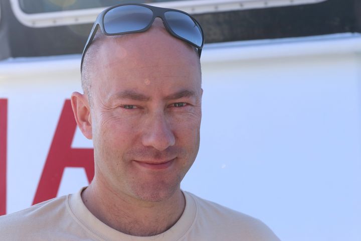 Skipper Lars Solvik satt ved roret da redningsskøyta kom til Middelhavet i juli 2015. Denne uken klappet han til kai i Mytilíni for siste gang. Etter to år i Middelhavet skal redningsskøyta «Peter Henry von Koss» returnere til Norge.