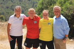 Finalilstene Hanne Haugland, Pål Anders Ullevålseter og Karoline Dyhre Breivang sammen med programleder Dag Erik Pedersen. (Foto: Sunniva Luca Veliz Pedersen, Rubicon TV/NRK)