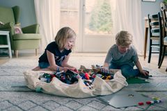 Det er aller flest kjøpere som søker etter sofa på FINN. Når det gjelder utstyr til barn er det særlig produkter som Lego, Emmaljunga, Stokke og Tripp Trapp mange søker etter.