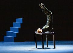 Silas Henriksen i Mats Eks ballett «Hun var svart» – ett av to verker som står på programmet når Nasjonalballetten inntar Hovedscenen i Operaen på lørdag. Foto: Gert Weigelt