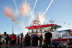 Fargefyrverkeri da den nye redningsskøyta RS 173 «Erling Skjalgsson» ble døpt i Stavanger torsdag.