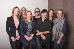 Bilde:
FINALISTER: Karen Dolva i No Isolation (Oslo), Beate Størkson i Viscenario (Oslo), Kathrine Molvik i FEC (Hordaland), adm dir i Innovasjon Norge Anita Krohn Traaseth, Mona Jensen i Tom Wood (Oslo), Ingrid Lonar i AssiTech (Sør-Trøndelag), Berta Lende Røed i Fuel It (Rogaland).
Foto: Charlotte Wiig / Innovasjon Norge
